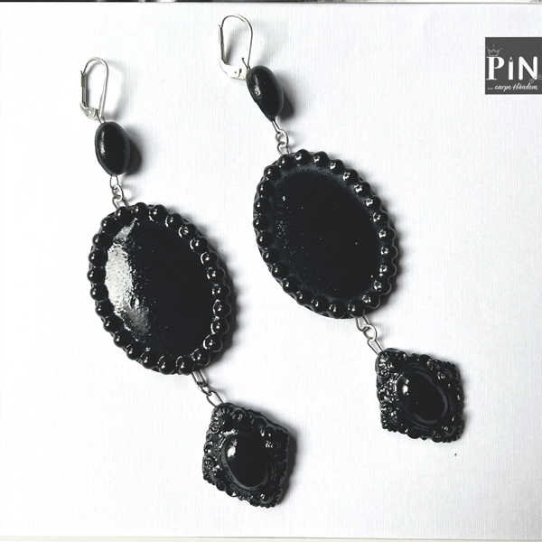 oval_rahmen_ornamentraute_ohrhänger_schwarzes_porzellan_coni-pin_einzel