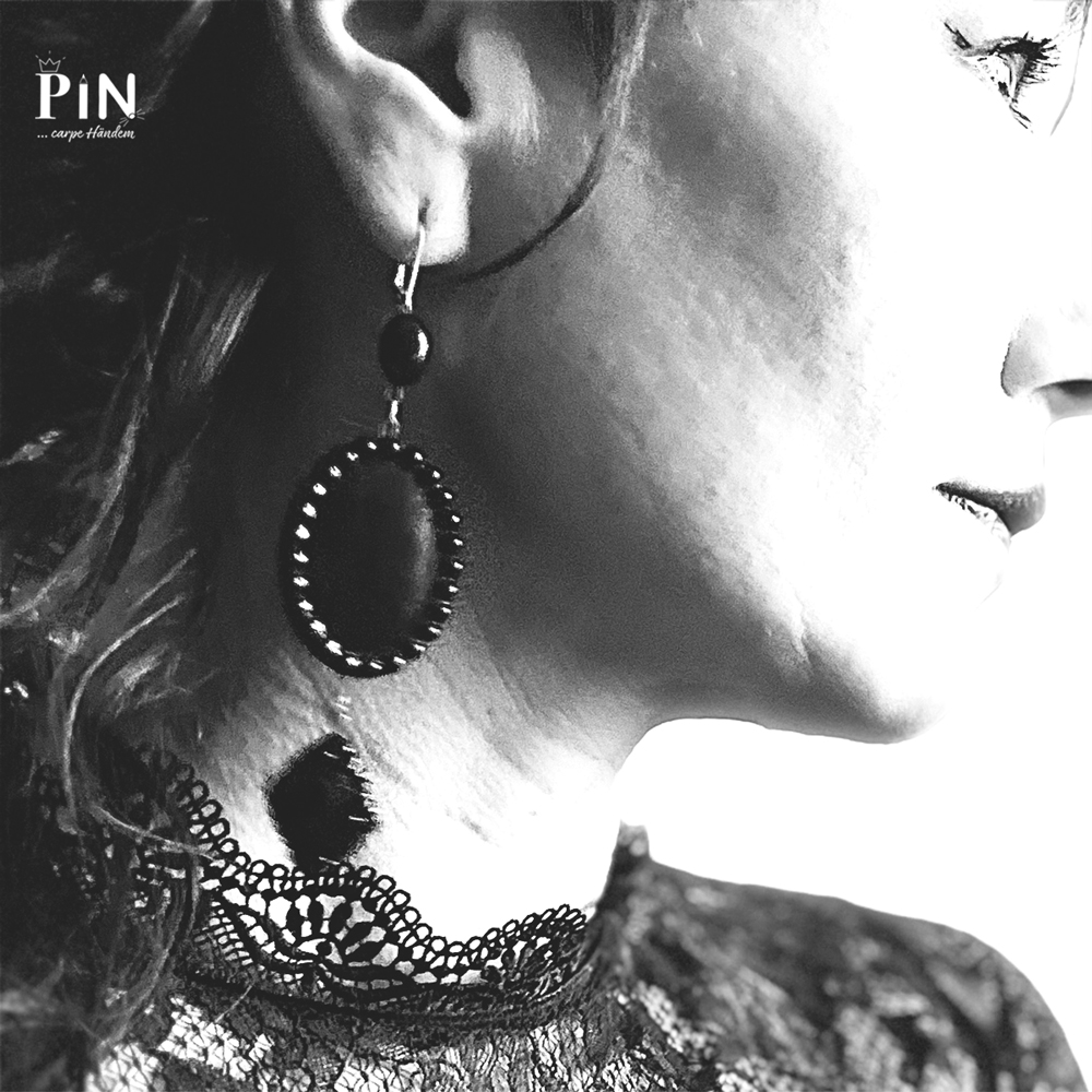 oval_rahmen_ornamentraute_ohrhänger_schwarzes_porzellan_coni-pin_portrait