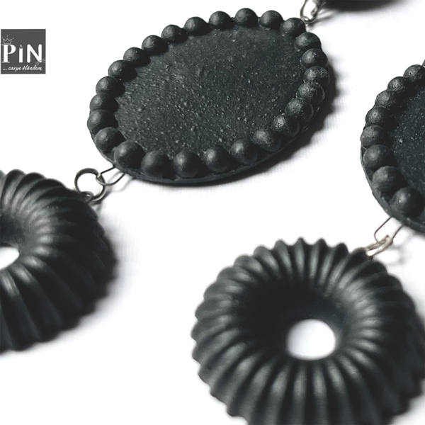 oval_rahmen_ring_geriffelt_ohrhänger_schwarzes_porzellan_coni-pin_detail