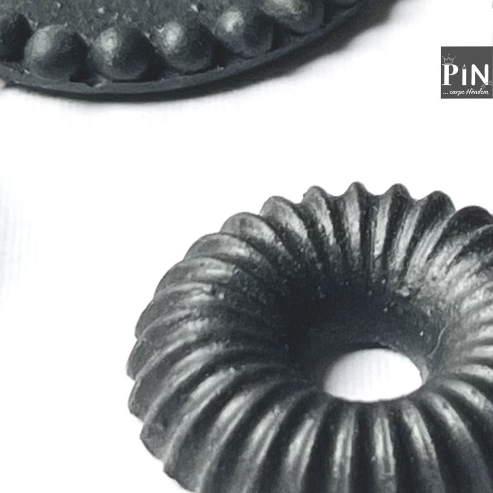 oval_rahmen_ring_geriffelt_ohrhänger_schwarzes_porzellan_coni-pin_detail_II