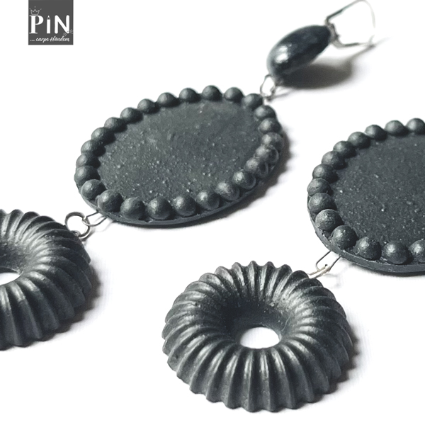 oval_rahmen_ring_geriffelt_ohrhänger_schwarzes_porzellan_coni-pin_detail_III