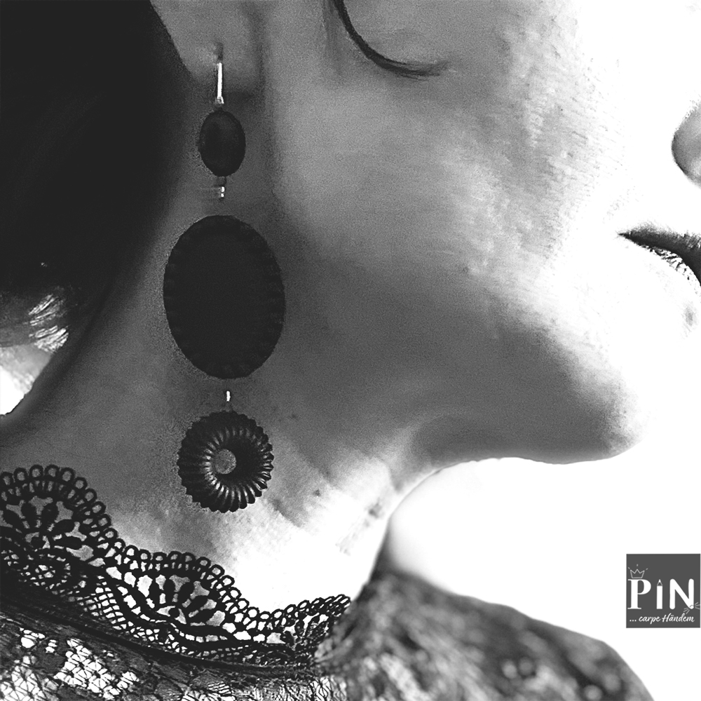 oval_rahmen_ring_geriffelt_ohrhänger_schwarzes_porzellan_coni-pin_portrait