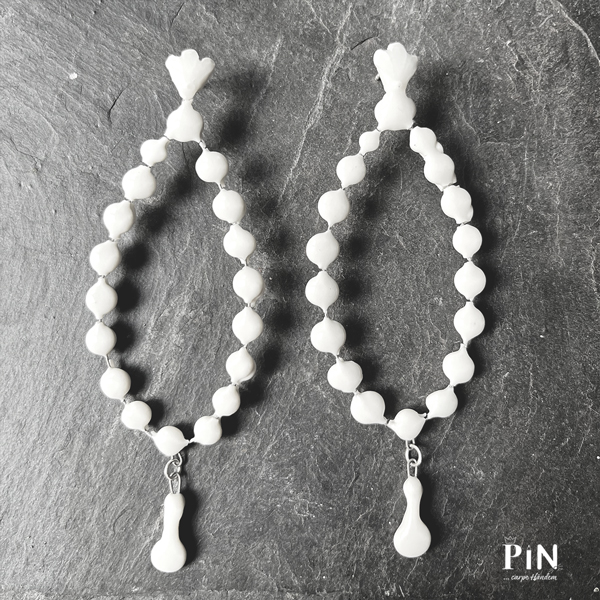 porzellanschmuck_weiß_barock_kelch_perlentropfen_langer_tropfen_coni-pin_einzel