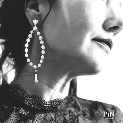 porzellanschmuck_weiß_barock_kelch_perlentropfen_langer_tropfen_coni-pin_portrait