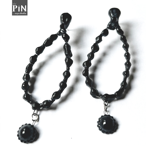 punkt_geschlossener_tropfen_tortelett_ohrhänger_schwarzes_porzellan_coni-pin_einzel