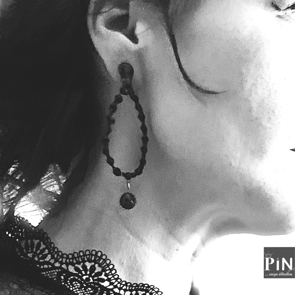 punkt_geschlossener_tropfen_tortelett_ohrhänger_schwarzes_porzellan_coni-pin_portrait