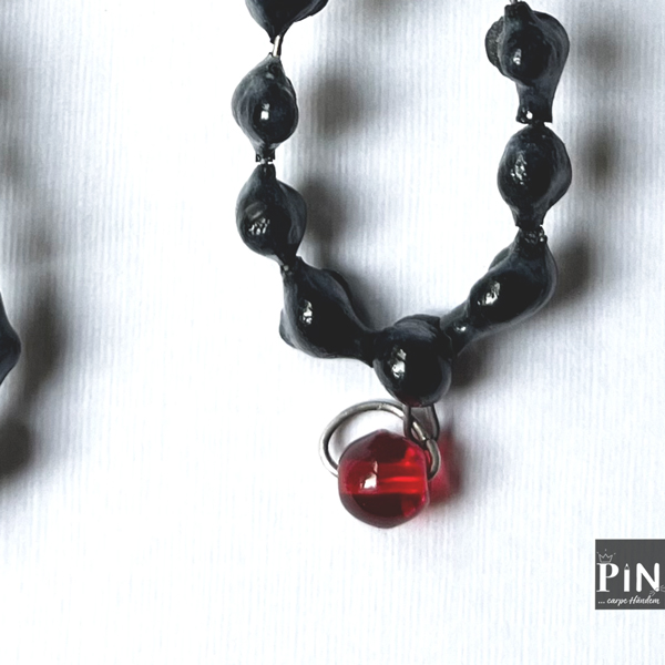punkt_tropfen_rote_glasperle_ohrhänger_schwarzes_porzellan_coni-pin_detail