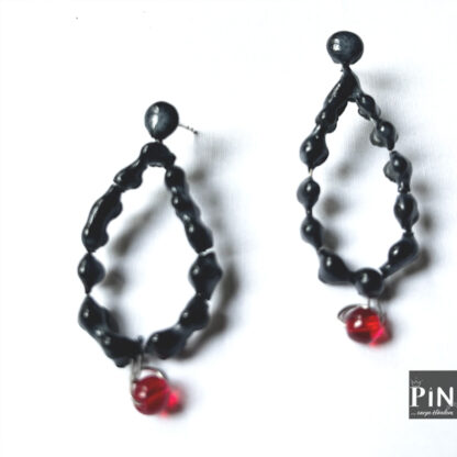 punkt_tropfen_rote_glasperle_ohrhänger_schwarzes_porzellan_coni-pin_einzel