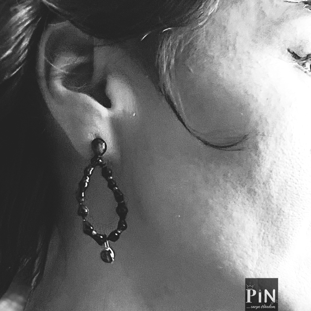 punkt_tropfen_rote_glasperle_ohrhänger_schwarzes_porzellan_coni-pin_portrait