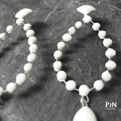 schmuck_weißes_porzellan_raute_perlentropfen_tropfen_coni-pin_detail