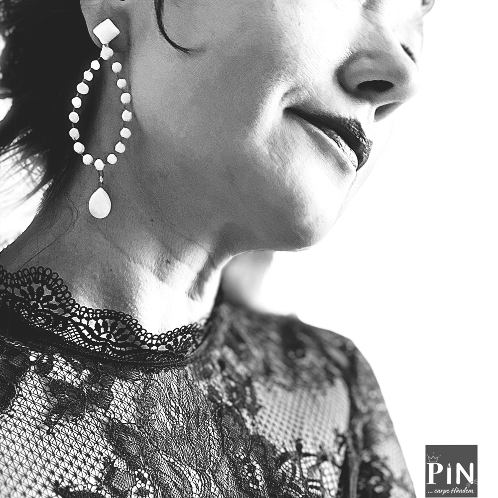 schmuck_weißes_porzellan_raute_perlentropfen_tropfen_coni-pin_portrait