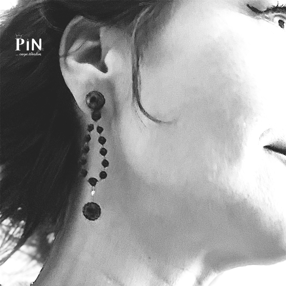 tortlett_perlentropfen_tortlett_ohrhänger_schwarzes_porzellan_coni-pin_portrait