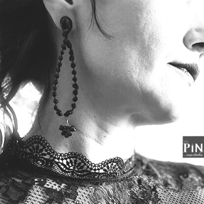 tropfen_perlentropfen_blüte_ohrhänger_schwarzes_porzellan_coni-pin_portrait