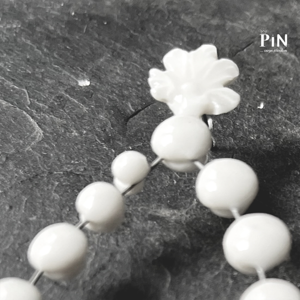 weißer_porzellanschmuck_extravagant_blatt_perlentropfen_raute_coni-pin_detail_II