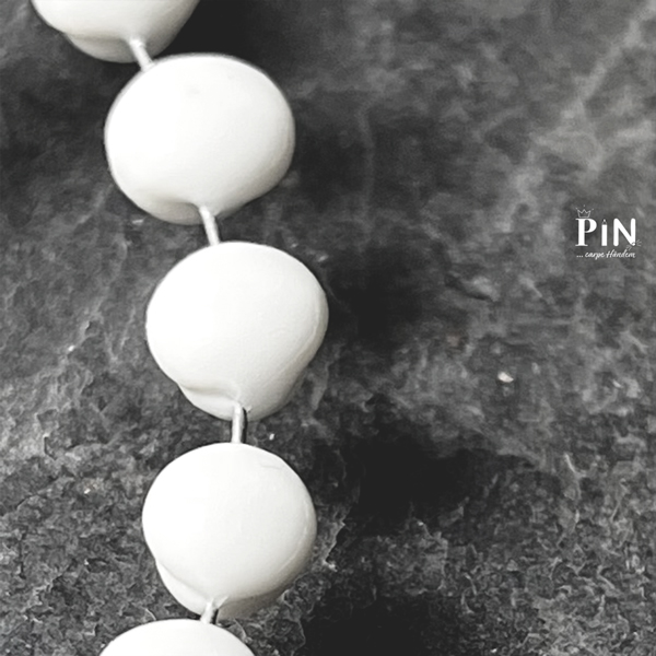 weißer_porzellanschmuck_extravagant_blatt_perlentropfen_raute_coni-pin_detail_III