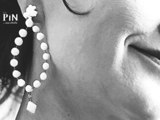 weißer_porzellanschmuck_extravagant_blatt_perlentropfen_raute_coni-pin_portrait