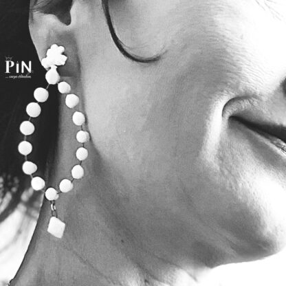 weißer_porzellanschmuck_extravagant_blatt_perlentropfen_raute_coni-pin_portrait